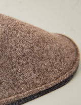 Beige Filz-Gästehausschuhe, Detailaufnahme der runden Kappe