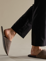 Beige Filzpantoffeln getragen, weich und warm für Zuhause