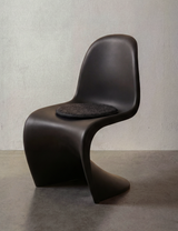 Rundes Sitzkissen aus Wollfilz auf Designerstuhl
