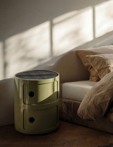 Componibili Filzauflage als Nachttisch neben dem Bett